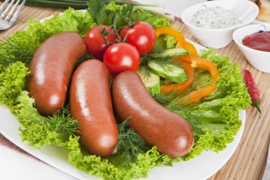 Domates, salatalık ve Yeşiller ile sosis haşlama. Siyah ya da beyaz ekmek ile servis. Mükemmel bir ek bir sıcak sos ve hardal var. Bu yemek yemek için güç ve neşe verir.