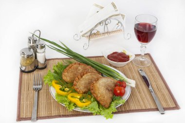 Domates, salatalık, otlar ve soğan ile Chebureks. Siyah ya da beyaz ekmek ile servis. Mükemmel bir ek bir sıcak sos ve hardal var. Bu yemek yemek için güç ve neşe verir.