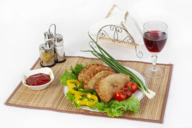 Domates, salatalık, otlar ve soğan ile Chebureks. Siyah ya da beyaz ekmek ile servis. Mükemmel bir ek bir sıcak sos ve hardal var. Bu yemek yemek için güç ve neşe verir.