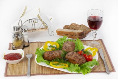 Yeşillik, domates ve salatalık ile beşamel sos. Siyah ya da beyaz ekmek ve bir kadeh kırmızı şarap ile hizmet vermektedir. Mükemmel bir ek bir sıcak sos ve hardal var. Bu yemek yemek için güç ve neşe verir.