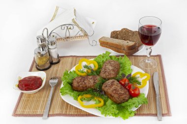 Yeşillik, domates ve salatalık ile beşamel sos. Siyah ya da beyaz ekmek ve bir kadeh kırmızı şarap ile hizmet vermektedir. Mükemmel bir ek bir sıcak sos ve hardal var. Bu yemek yemek için güç ve neşe verir.