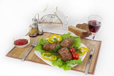 Yeşillik, domates ve salatalık ile beşamel sos. Siyah ya da beyaz ekmek ve bir kadeh kırmızı şarap ile hizmet vermektedir. Mükemmel bir ek bir sıcak sos ve hardal var. Bu yemek yemek için güç ve neşe verir.