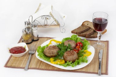Rhizol yuvarlak biftek et. Yeşil domates ve kırmızı şarap ile yuvarlak et pirzola. Yararlı ve lezzetli bir kahvaltı. Onlar sos ve siyah ekmek yemek.