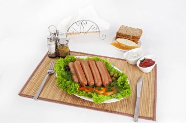 Sosis, domates, salatalık ve Yeşiller ile füme. Siyah ya da beyaz ekmek ile servis. Mükemmel bir ek bir sıcak sos ve hardal var. Bu yemek yemek için güç ve neşe verir.