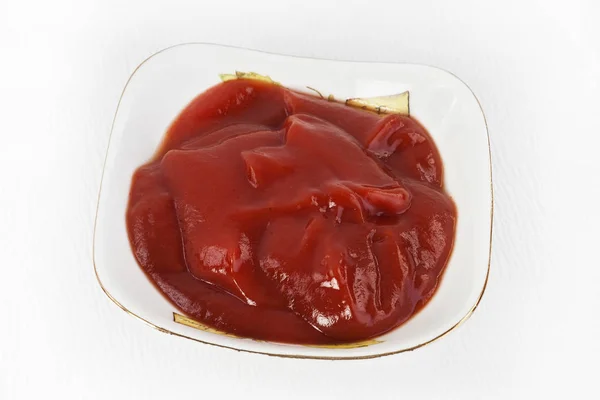 Kleine Glazen Kruiderij Kom Met Rode Saus Tomatenketchup Geïsoleerd Wit — Stockfoto