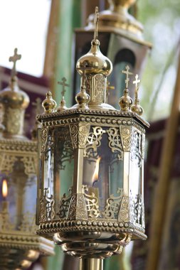 Yaldızlı bir kilise fener için bir mum. Kutsal hizmet.
