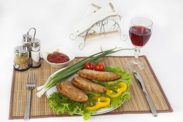 Domates, salatalık, otlar ve soğan ile Chebureks. Siyah ya da beyaz ekmek ile servis. Mükemmel bir ek bir sıcak sos ve hardal var. Bu yemek yemek için güç ve neşe verir.