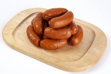 Bir ahşap tepsi sosis haşlama. Doğal et pişmiş, güç ve vivacity veriyorlar.