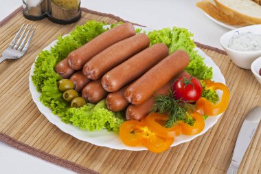 Sosis, domates, salatalık ve Yeşiller ile füme. Siyah ya da beyaz ekmek ile servis. Mükemmel bir ek bir sıcak sos ve hardal var. Bu yemek yemek için güç ve neşe verir.