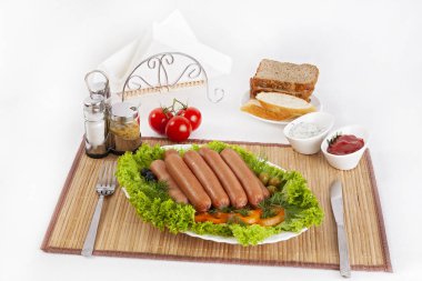 Sosis, domates, salatalık ve Yeşiller ile füme. Siyah ya da beyaz ekmek ile servis. Mükemmel bir ek bir sıcak sos ve hardal var. Bu yemek yemek için güç ve neşe verir.