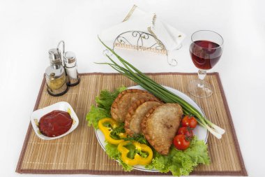 Domates, salatalık, otlar ve soğan ile Chebureks. Siyah ya da beyaz ekmek ile servis. Mükemmel bir ek bir sıcak sos ve hardal var. Bu yemek yemek için güç ve neşe verir.