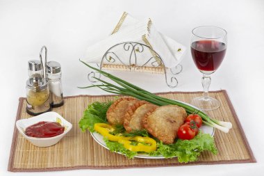 Domates, salatalık, otlar ve soğan ile Chebureks. Siyah ya da beyaz ekmek ile servis. Mükemmel bir ek bir sıcak sos ve hardal var. Bu yemek yemek için güç ve neşe verir.