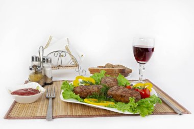 Yeşillik, domates ve salatalık ile beşamel sos. Siyah ya da beyaz ekmek ve bir kadeh kırmızı şarap ile hizmet vermektedir. Mükemmel bir ek bir sıcak sos ve hardal var. Bu yemek yemek için güç ve neşe verir.