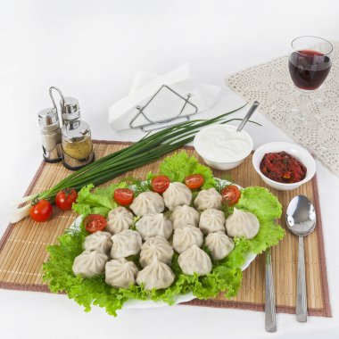 Yeşil domates ve soğan ile Kinkali. Soya sosu ve ekşi krema ile servis yapın. Kara biber ve hardal harika bir katkı olacak. Bir bardak kırmızı şarap tart ile güzel.