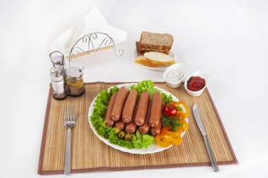 Sosis, domates, salatalık ve Yeşiller ile füme. Siyah ya da beyaz ekmek ile servis. Mükemmel bir ek bir sıcak sos ve hardal var. Bu yemek yemek için güç ve neşe verir.