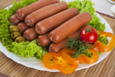 Sosis, domates, salatalık ve Yeşiller ile füme. Siyah ya da beyaz ekmek ile servis. Mükemmel bir ek bir sıcak sos ve hardal var. Bu yemek yemek için güç ve neşe verir.