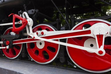 Lokomotif-anıt L-3291. Güçlü, güzel Rus lokomotif. Tekerlek yakın çekim. Buhar motoru.