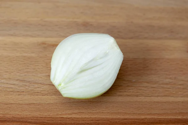 Cebola Fresca Uma Tábua Corte — Fotografia de Stock