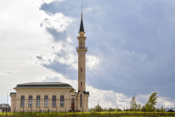 Eine Kleine Wunderschöne Moschee Vor Dem Hintergrund Eines Abendhimmels Mit — Stockfoto