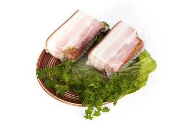 Yeşillikleri ile tuzlu pastırma füme. Beyaz bir arka plan üzerinde.