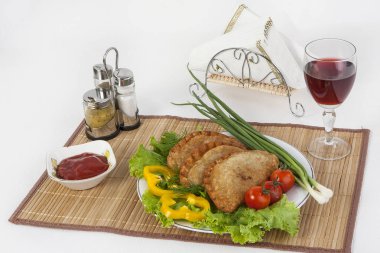 Domates, salatalık, otlar ve soğan ile Chebureks. Siyah ya da beyaz ekmek ile servis. Mükemmel bir ek bir sıcak sos ve hardal var. Bu yemek yemek için güç ve neşe verir.