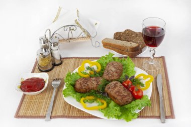 Yeşillik, domates ve salatalık ile beşamel sos. Siyah ya da beyaz ekmek ve bir kadeh kırmızı şarap ile hizmet vermektedir. Mükemmel bir ek bir sıcak sos ve hardal var. Bu yemek yemek için güç ve neşe verir.