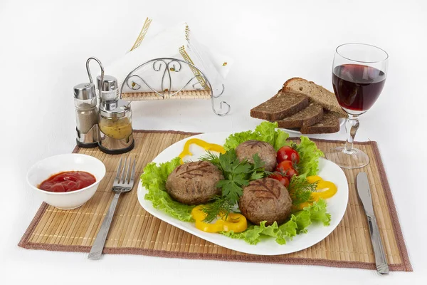 Meat of beef, round rhizol. Round meat cutlets with green tomatoes and a glass of red wine. Useful and tasty breakfast. They serve sauce and eat with black bread.