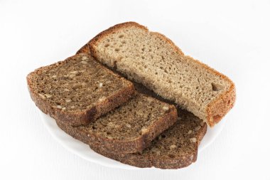 Siyah ve beyaz ekmek izole beyaz bir arka plan üzerinde beyaz bir plaka üzerinde.