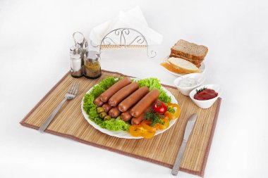 Sosis, domates, salatalık ve Yeşiller ile füme. Siyah ya da beyaz ekmek ile servis. Mükemmel bir ek bir sıcak sos ve hardal var. Bu yemek yemek için güç ve neşe verir.