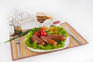 Domates, salatalık ve Yeşiller ile sosis haşlama. Siyah ya da beyaz ekmek ile servis. Mükemmel bir ek bir sıcak sos ve hardal var. Bu yemek yemek için güç ve neşe verir.