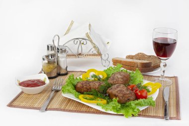 Yeşillik, domates ve salatalık ile beşamel sos. Siyah ya da beyaz ekmek ve bir kadeh kırmızı şarap ile hizmet vermektedir. Mükemmel bir ek bir sıcak sos ve hardal var. Bu yemek yemek için güç ve neşe verir.