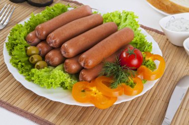 Sosis, domates, salatalık ve Yeşiller ile füme. Siyah ya da beyaz ekmek ile servis. Mükemmel bir ek bir sıcak sos ve hardal var. Bu yemek yemek için güç ve neşe verir.