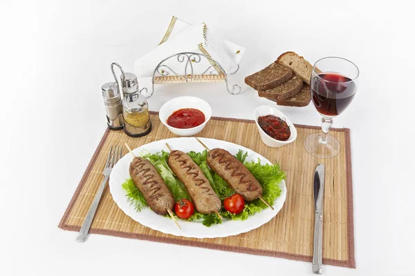 Lula Kebab Rajčaty Okurkami Podáváme Černým Nebo Bílým Chlebem Sklenku — Stock fotografie