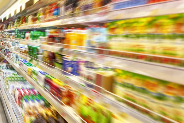 Fotoğraf bulanık vitrinler dükkanlar. Uzun satırları ile ürünler rafları.