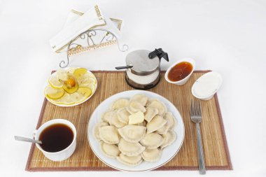 Vareniki çay için süzme peynir ile. Vareniki için mükemmel bir ek ekşi krema ve serin bir tatlı reçel olacak. Bu sağlıklı ve sağlıklı bir kahvaltı var. Güne iyi bir başlangıç.