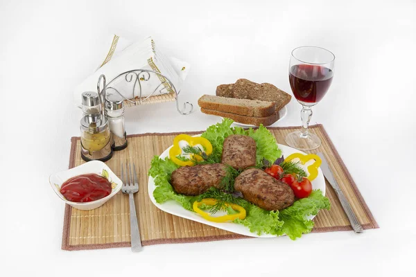 Yeşillik, domates ve salatalık ile beşamel sos. Siyah ya da beyaz ekmek ve bir kadeh kırmızı şarap ile hizmet vermektedir. Mükemmel bir ek bir sıcak sos ve hardal var. Bu yemek yemek için güç ve neşe verir.