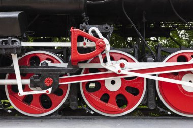 Lokomotif-anıt L-3291. Güçlü, güzel Rus lokomotif. Tekerlek yakın çekim. Buhar motoru.