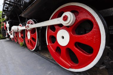 Lokomotif-anıt L-3291. Güçlü, güzel Rus lokomotif. Tekerlek yakın çekim. Buhar motoru.