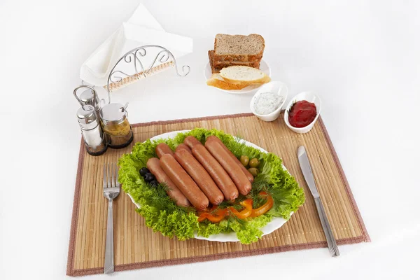 Sosis, domates, salatalık ve Yeşiller ile füme. Siyah ya da beyaz ekmek ile servis. Mükemmel bir ek bir sıcak sos ve hardal var. Bu yemek yemek için güç ve neşe verir.