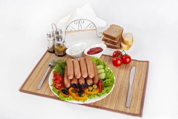 Domates, salatalık ve Yeşiller ile sosis haşlama. Siyah ya da beyaz ekmek ile servis. Mükemmel bir ek bir sıcak sos ve hardal var. Bu yemek yemek için güç ve neşe verir.