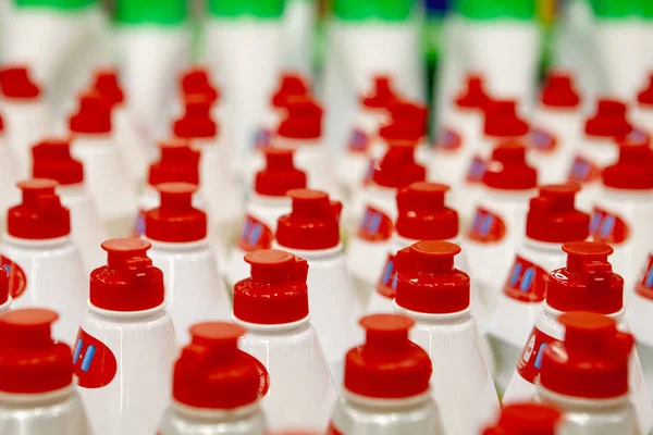 Parlak kırmızı mantar şişe üzerinde düz satırları.