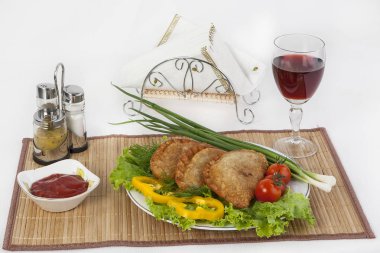 Domates, salatalık, otlar ve soğan ile Chebureks. Siyah ya da beyaz ekmek ile servis. Mükemmel bir ek bir sıcak sos ve hardal var. Bu yemek yemek için güç ve neşe verir.