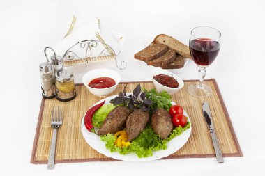 Yeşillik, domates ve salatalık ile beşamel sos. Siyah ya da beyaz ekmek ve bir kadeh kırmızı şarap ile hizmet vermektedir. Mükemmel bir ek bir sıcak sos ve hardal var. Bu yemek yemek için güç ve neşe verir.