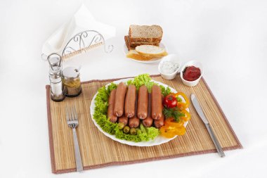 Sosis, domates, salatalık ve Yeşiller ile füme. Siyah ya da beyaz ekmek ile servis. Mükemmel bir ek bir sıcak sos ve hardal var. Bu yemek yemek için güç ve neşe verir.