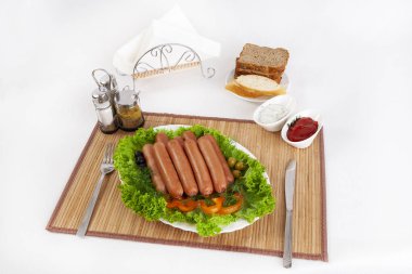 Sosis, domates, salatalık ve Yeşiller ile füme. Siyah ya da beyaz ekmek ile servis. Mükemmel bir ek bir sıcak sos ve hardal var. Bu yemek yemek için güç ve neşe verir.