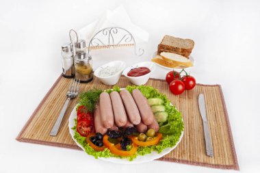 Domates, salatalık ve Yeşiller ile sosis haşlama. Siyah ya da beyaz ekmek ile servis. Mükemmel bir ek bir sıcak sos ve hardal var. Bu yemek yemek için güç ve neşe verir.