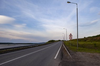Fenerler büyük Volga Nehri kıyısında olan boş bir yol.