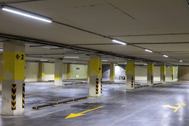 Boş yer altı otoparkı. Hatta parlak işaretler satırlarla.