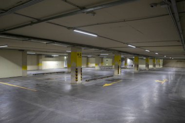 Boş yer altı otoparkı. Hatta parlak işaretler satırlarla.