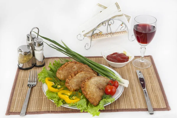 Domates, salatalık, otlar ve soğan ile Chebureks. Siyah ya da beyaz ekmek ile servis. Mükemmel bir ek bir sıcak sos ve hardal var. Bu yemek yemek için güç ve neşe verir.